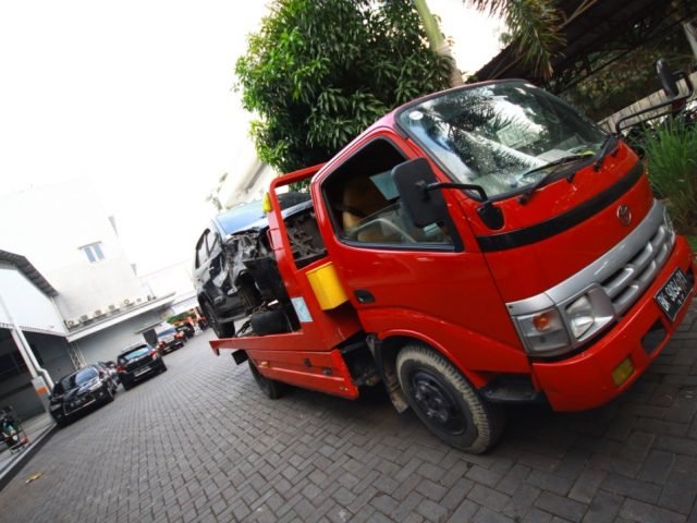 mobil derek bengkel sehat